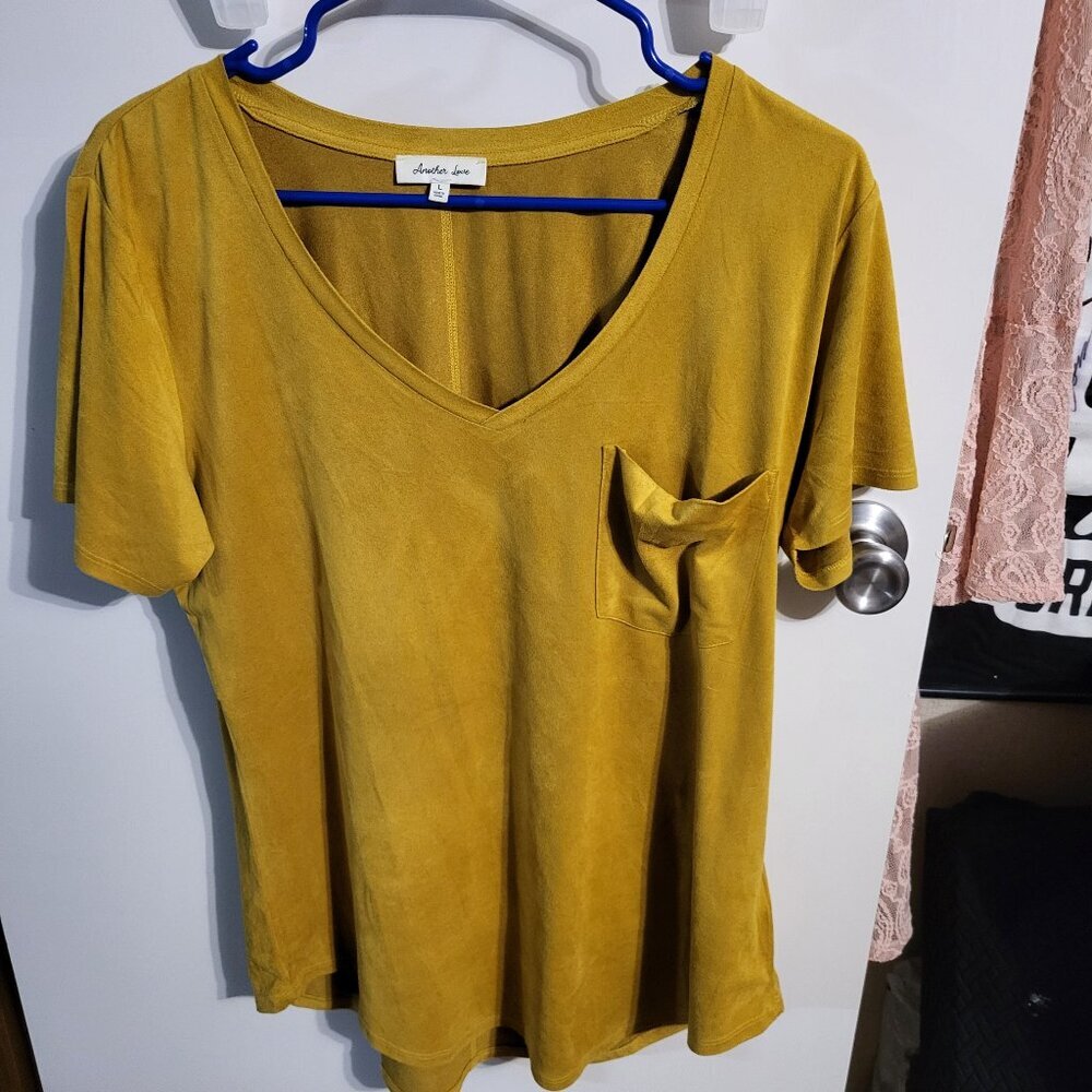 WOMANS ANOTHER LOVE MUSTARD SUEDE POCKET TEE SZ L